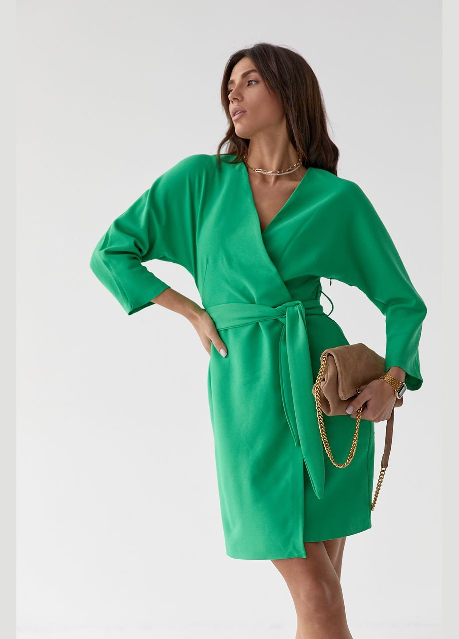 Зеленое деловое платье-кимоно на запах с поясом 4950 Lurex однотонное