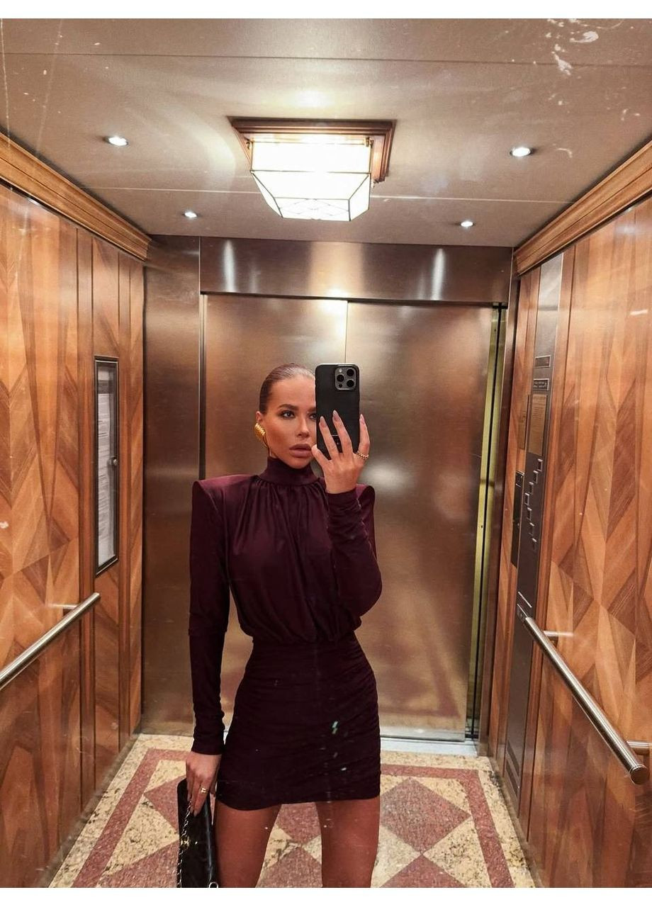 Коричнева вечірня міні сукня з високим коміром, об'ємними плечима та драпіруванням MonCher