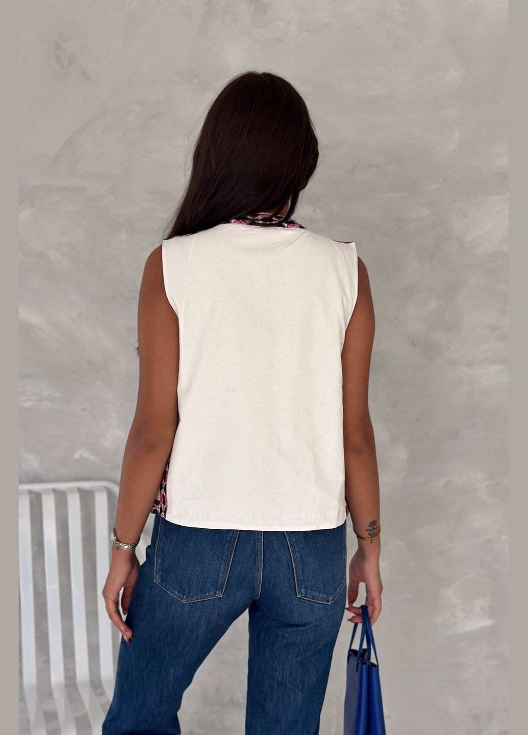 Белая женская хлопчатобумажная жилетка белая с яркой цветчатой вышивкой спереди. You Best (335213173)