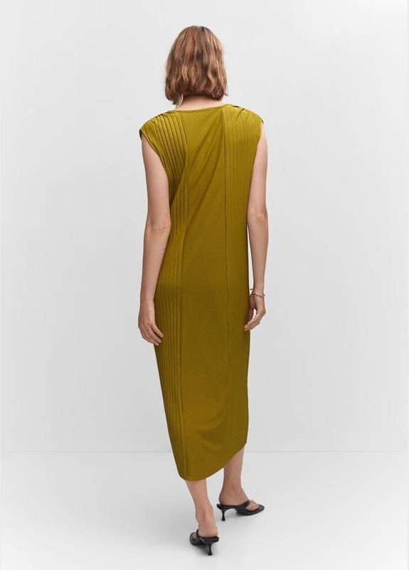 Оливкова сукня прямого крою плаття міді плісе чорна Mango