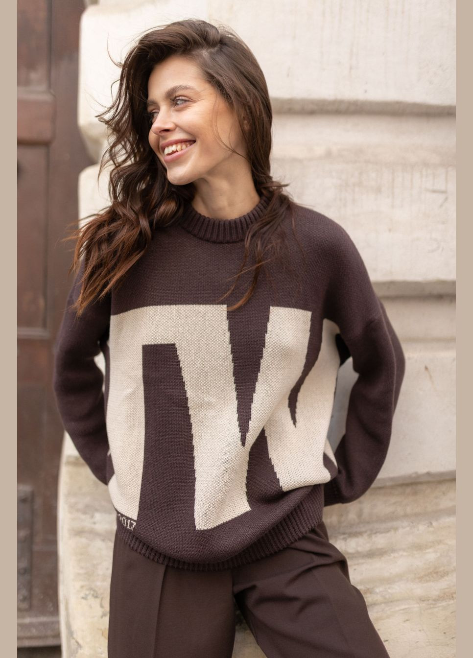 Коричневый демисезонный свитер с принтом джемпер Twice