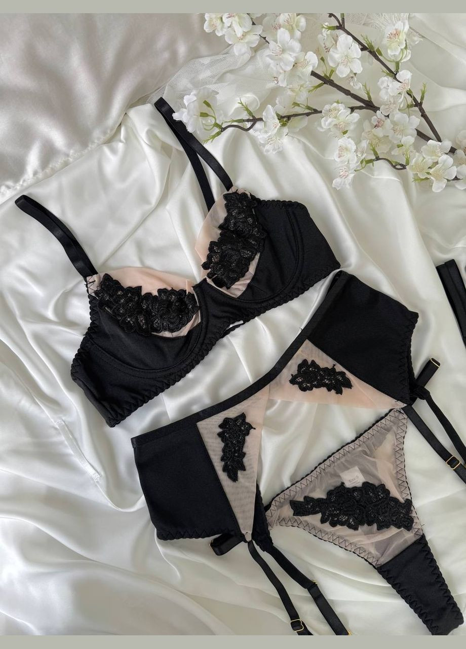 Чорний ніжний комплект жіночої білизни з поясом та гартерами Simply sexy