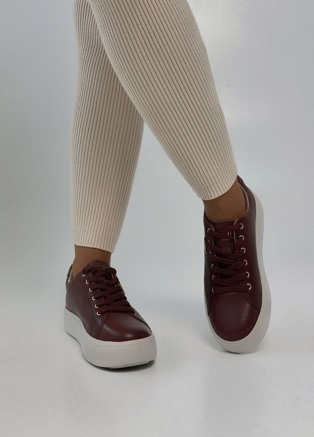 Темно-коричневі кеди жіночі шкіряні на платформі Pegada