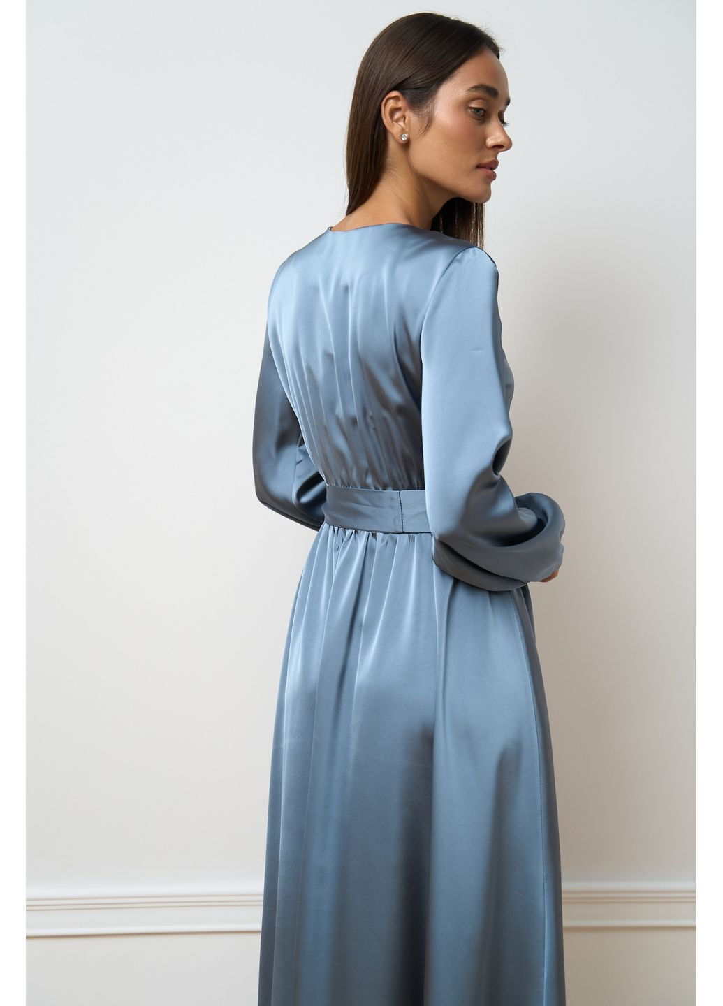 Серое платье меди серого цвета No Brand