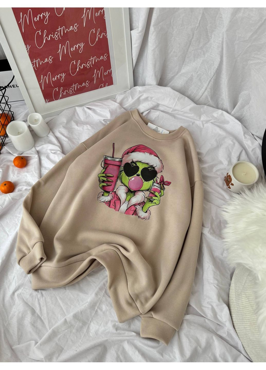 Бежевий жіночий світшот оверсайз на флісі з новорічним принтом MonCher (367088172)