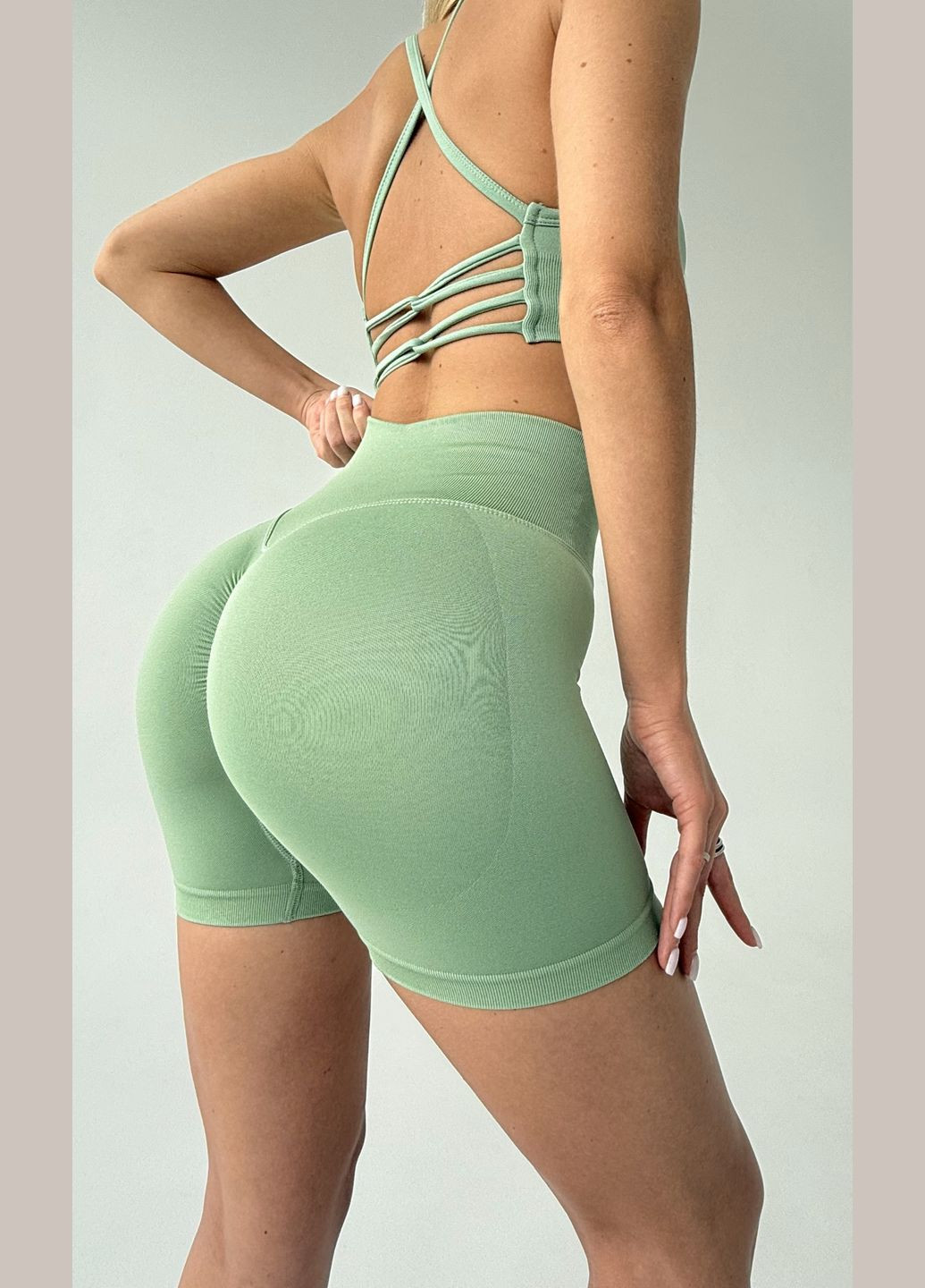Спортивный комплект для женщин топ + шорты (зеленый) No Brand (335822546)