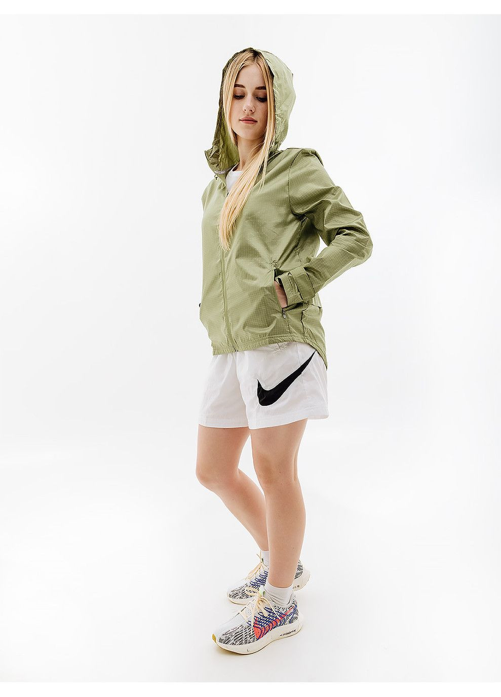 Оливкова (хакі) демісезонна жіноча куртка w nk essential jacket хакі Nike