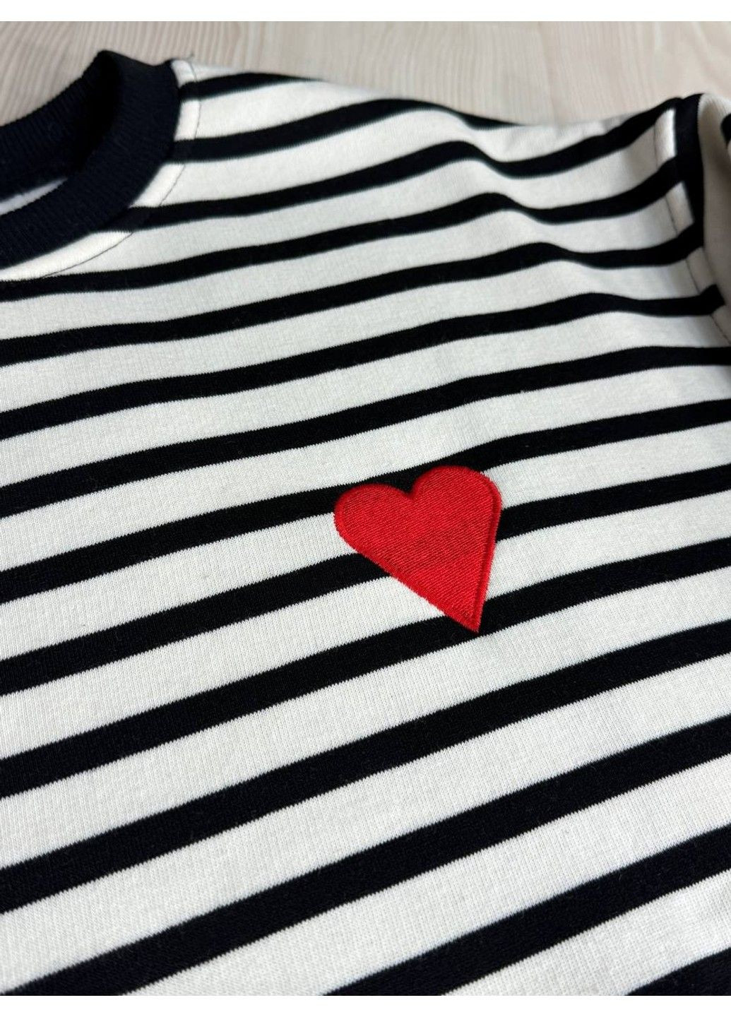 Чорний світшот жіночий 81966 утеплений у смужку з вишивкою серце чорний Enjoy (346917926)