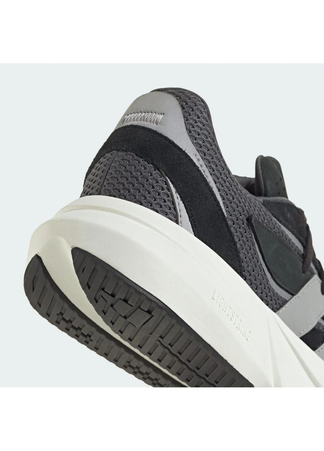 Чорні кросівки чоловічі lightblaze sportswear black jh6943 adidas