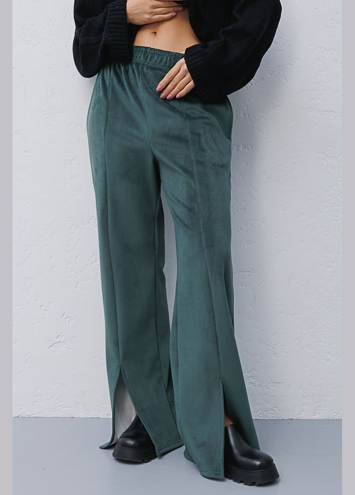 Жіночі велюрові смарагдові штани з розрізами спереду Arjen (289787574)