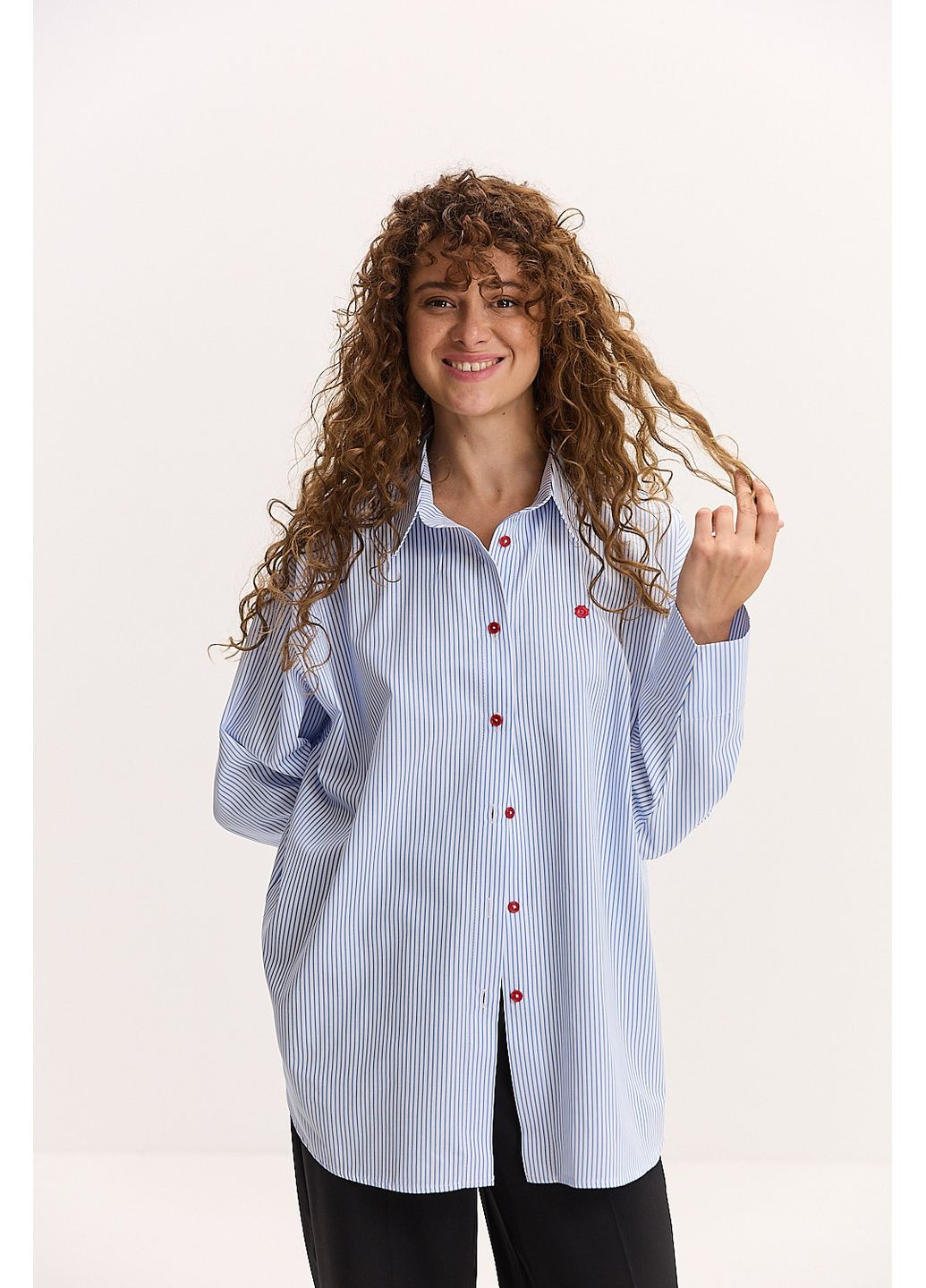 Жіноча сорочка біла в блакитну смужку з червоною вишитою квіткою на грудях Arjen (353305971)