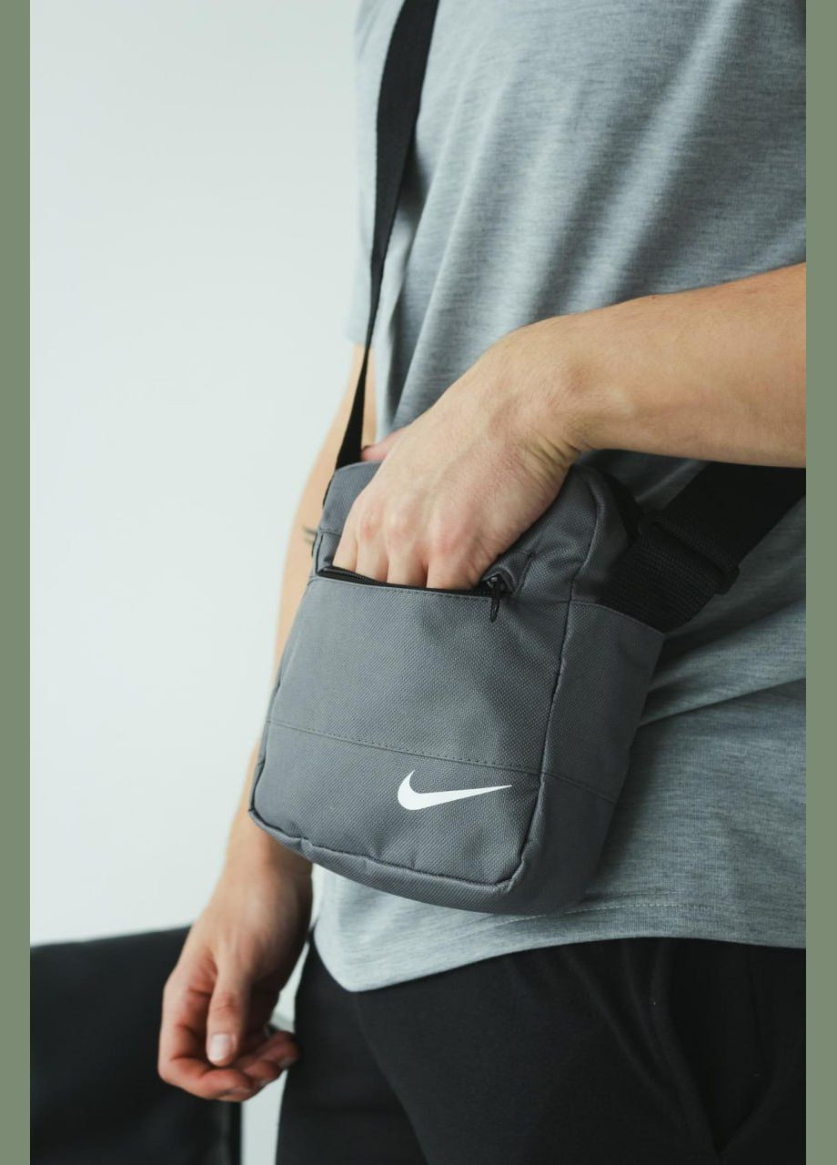 Барсетка N**e серая маленькая, белое лого регулируемая длина ремешка. No Brand (343315734)