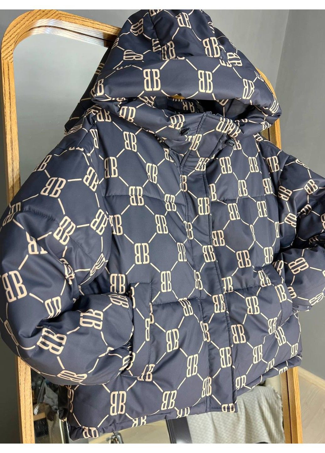 Графитовая демисезонная куртка женская оверсайз демисезонная 192 с капюшоном узор буквы bb графит HAIZIYUAN