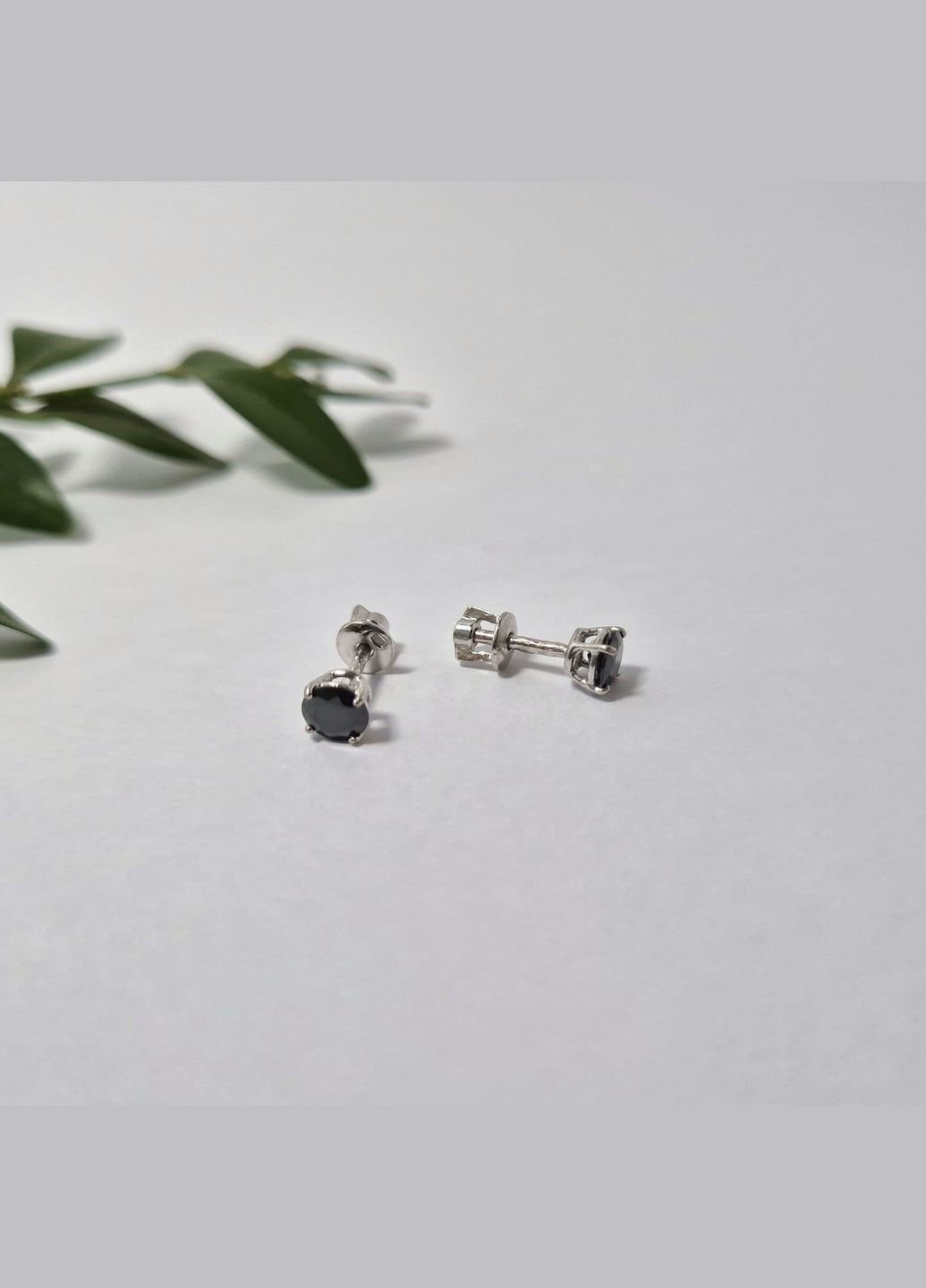 Серебряные серьги гвоздики на закрутках с Чёрным камнем 5 мм серебро 925 пробы Родированное 72236ч 1.16г No Brand (325879238)