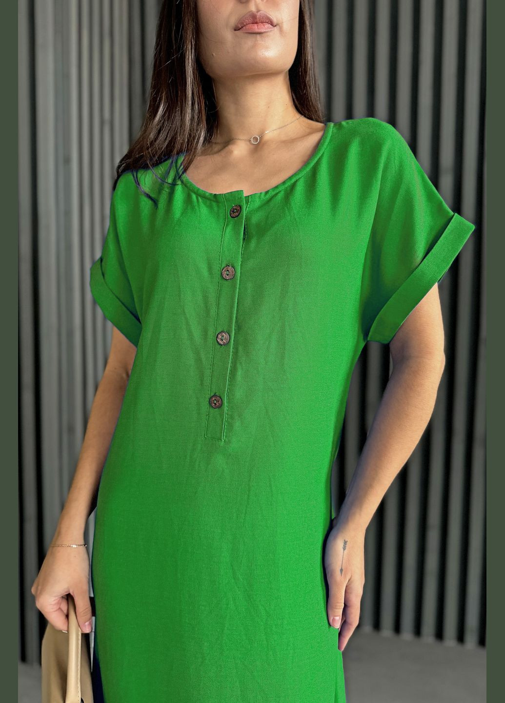 Зелена повсякденний, кежуал літня довга лляна сукня з дизайнерською вишивкою а-силует INNOE з українською символікою