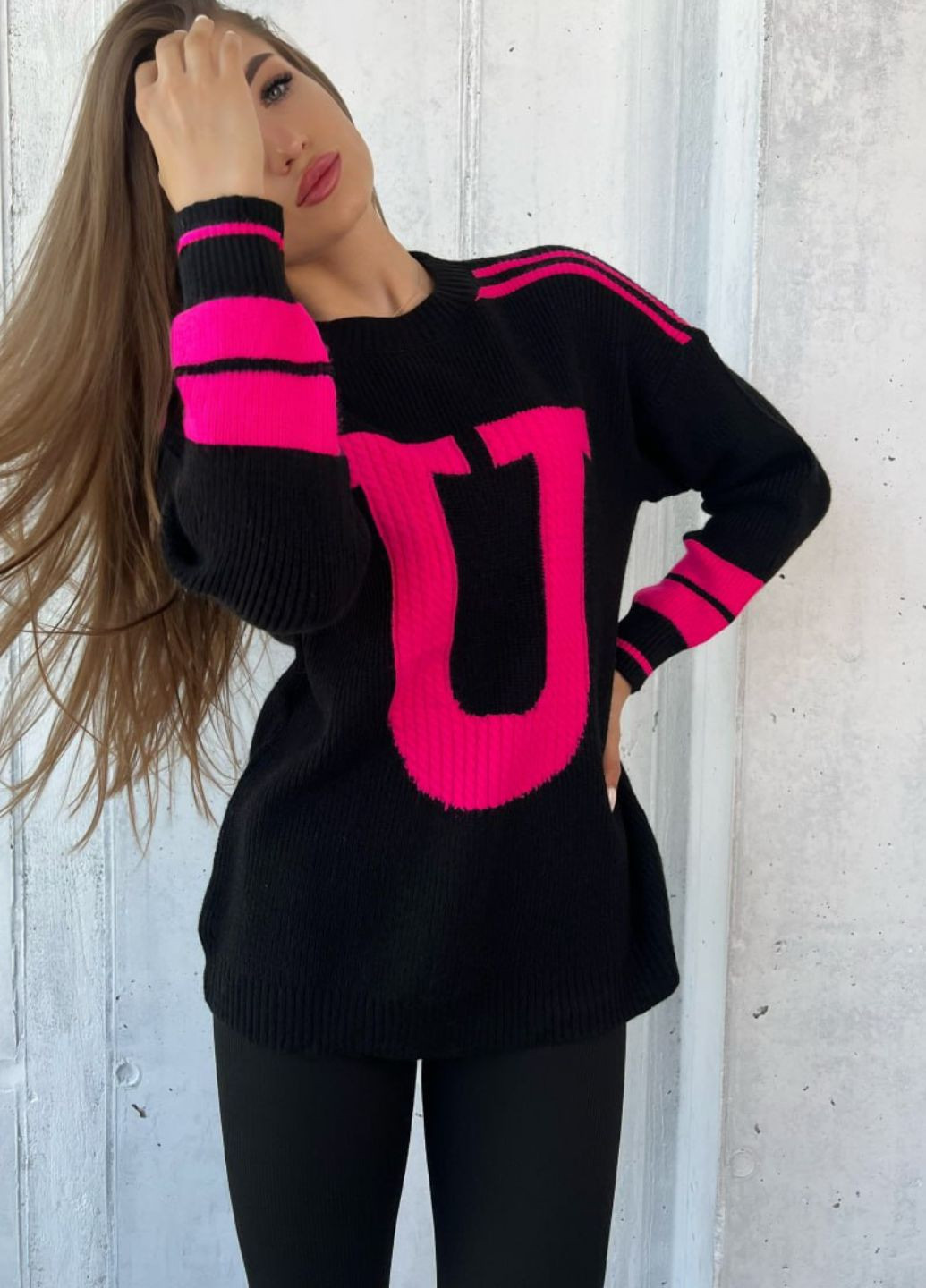 Черный демисезонный свитер в сочетании двух цветов с буквой "u" Allthings