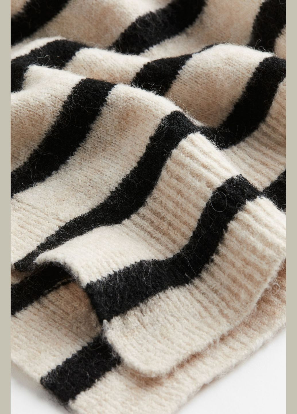 Чорно-білий зимовий светр з коміром H&M