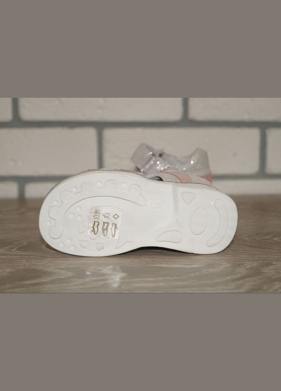 Серебряные босоножки для девочки с закрытой пяткой серебристые Kimboo с глиттером, с белой подошвой, с камнями