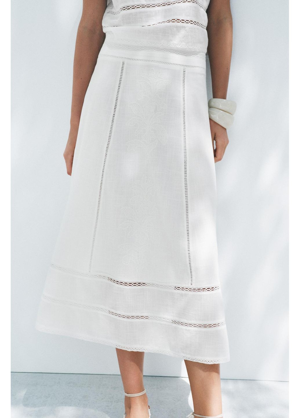 Белая повседневная, кэжуал юбка миди с вышивкой Zara клешированная