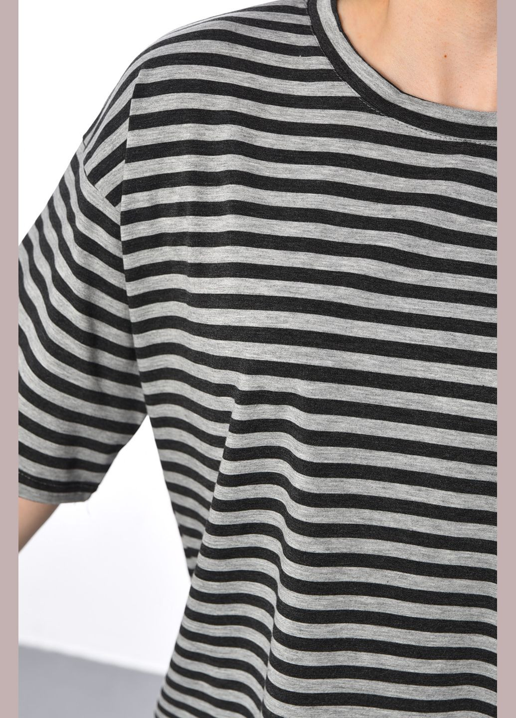Серая летняя футболка женская полубатальная в полоску серого цвета Let's Shop