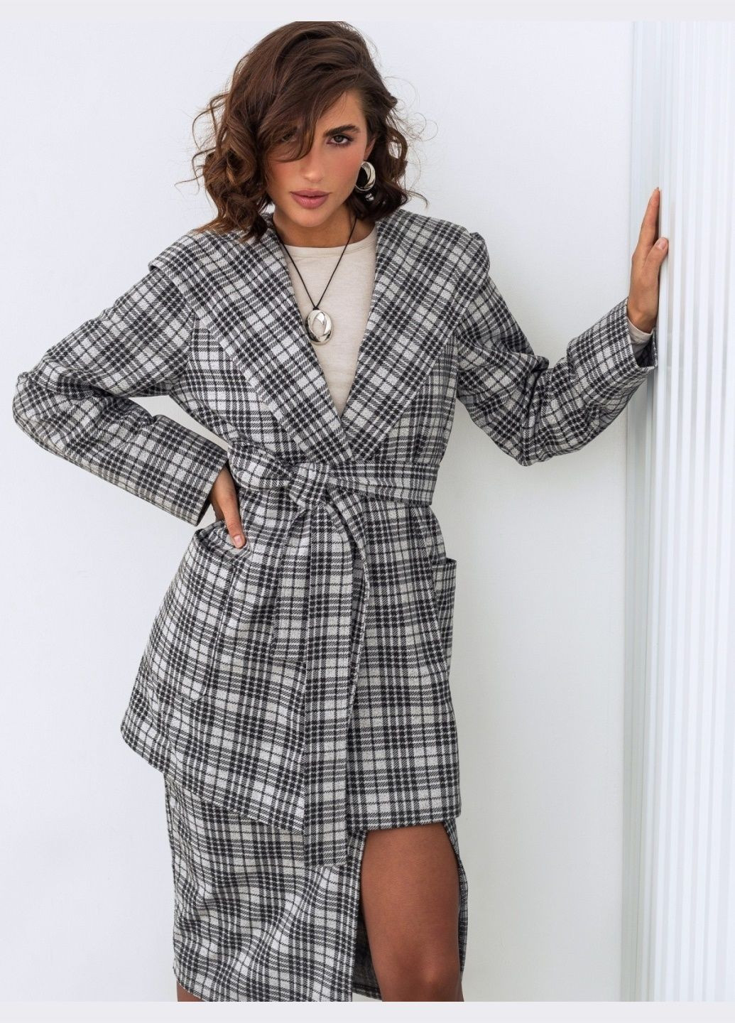 Черное демисезонное демисезонное пальто в чёрно-серую клетку Dressa