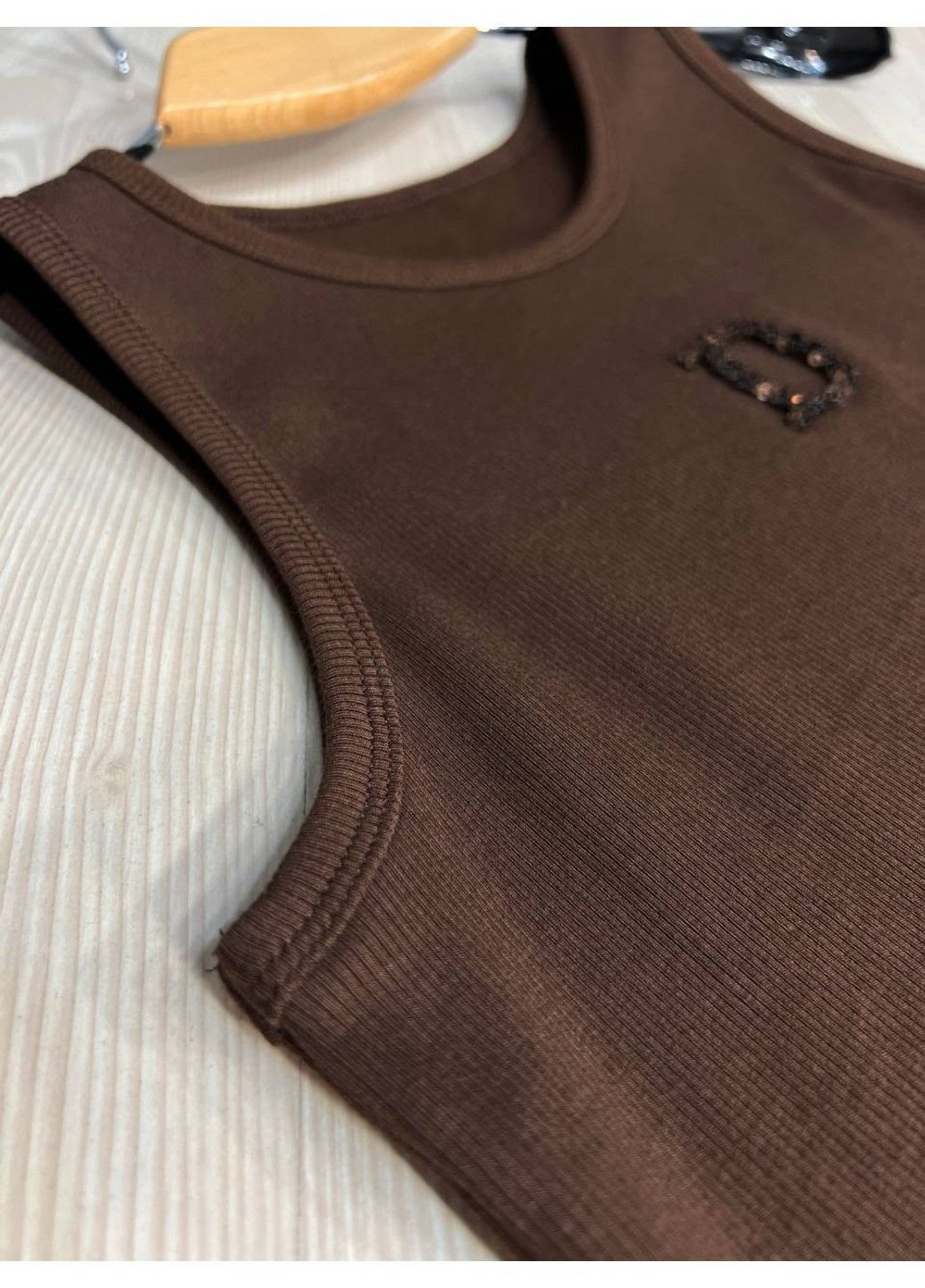 Майка жіноча A-N 27035 у рубчик з вишивкою літери D пайєтками No Brand — 335630894