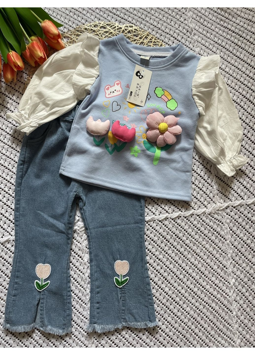 Блакитний демісезонний костюм: джинси + кофтинка з великими квітами брючний No Brand костюм