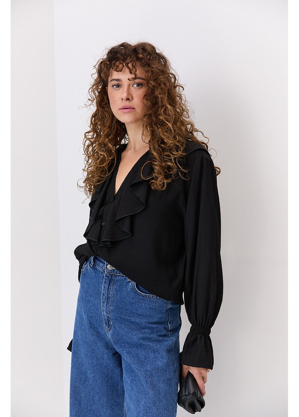 Чёрная блуза с отложным воротником голубая с нажатым эффектом Arjen