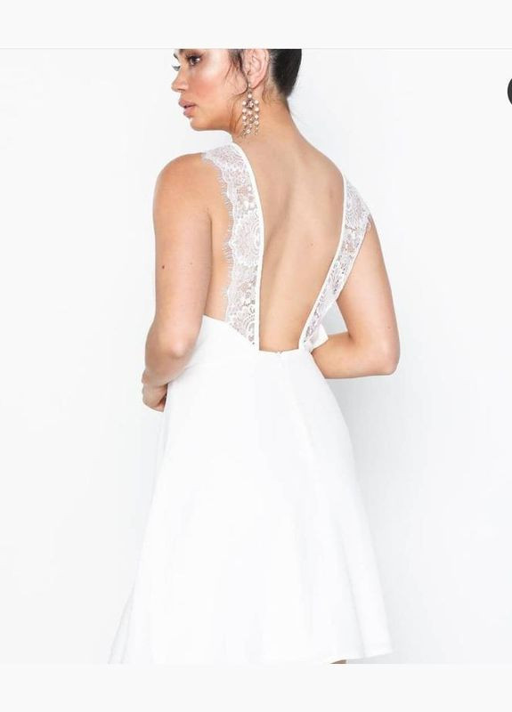 Білий святкова сукня з відкритою спинкою NLY TREND