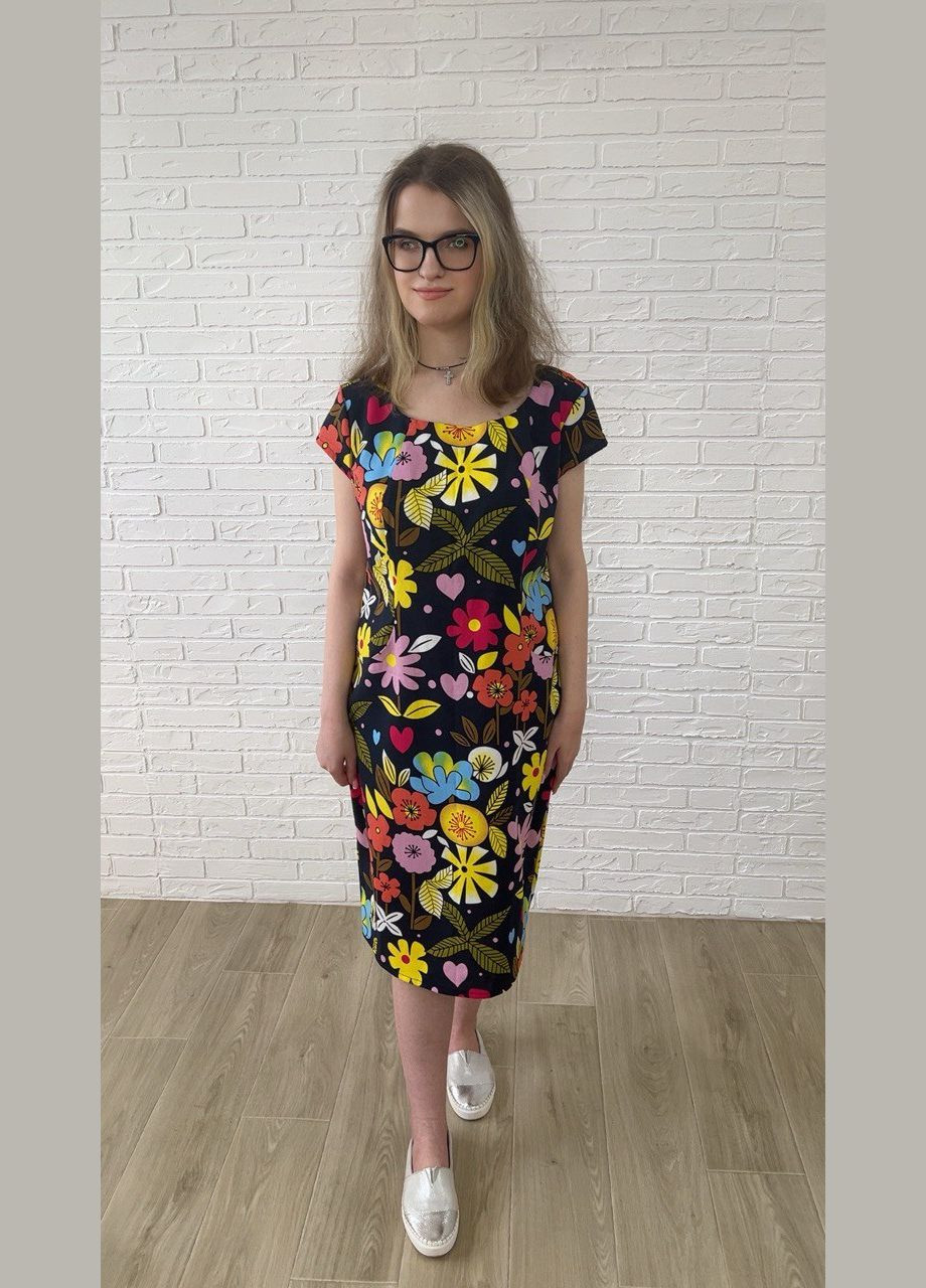 Черное повседневный, кэжуал черное льняное летнее женское платье-футляр миди с цветочным принтом с сердечками футляр, платье-футболка No Brand с цветочным принтом