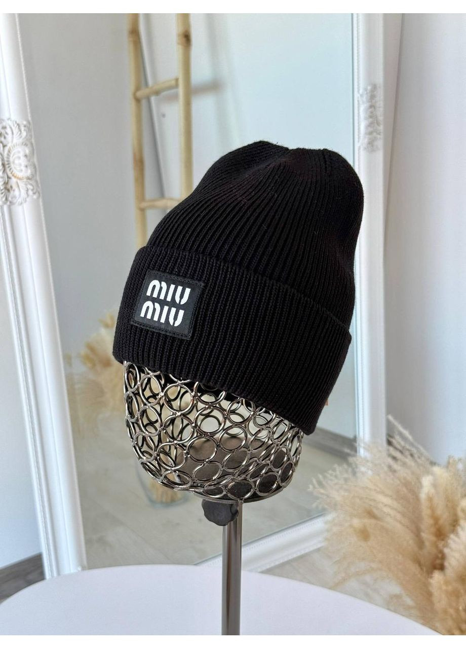 Женская стильная шапка с логотипом. Модная женская вязаная шапка с подворотом и нашивкой Miu Miu (362146281)