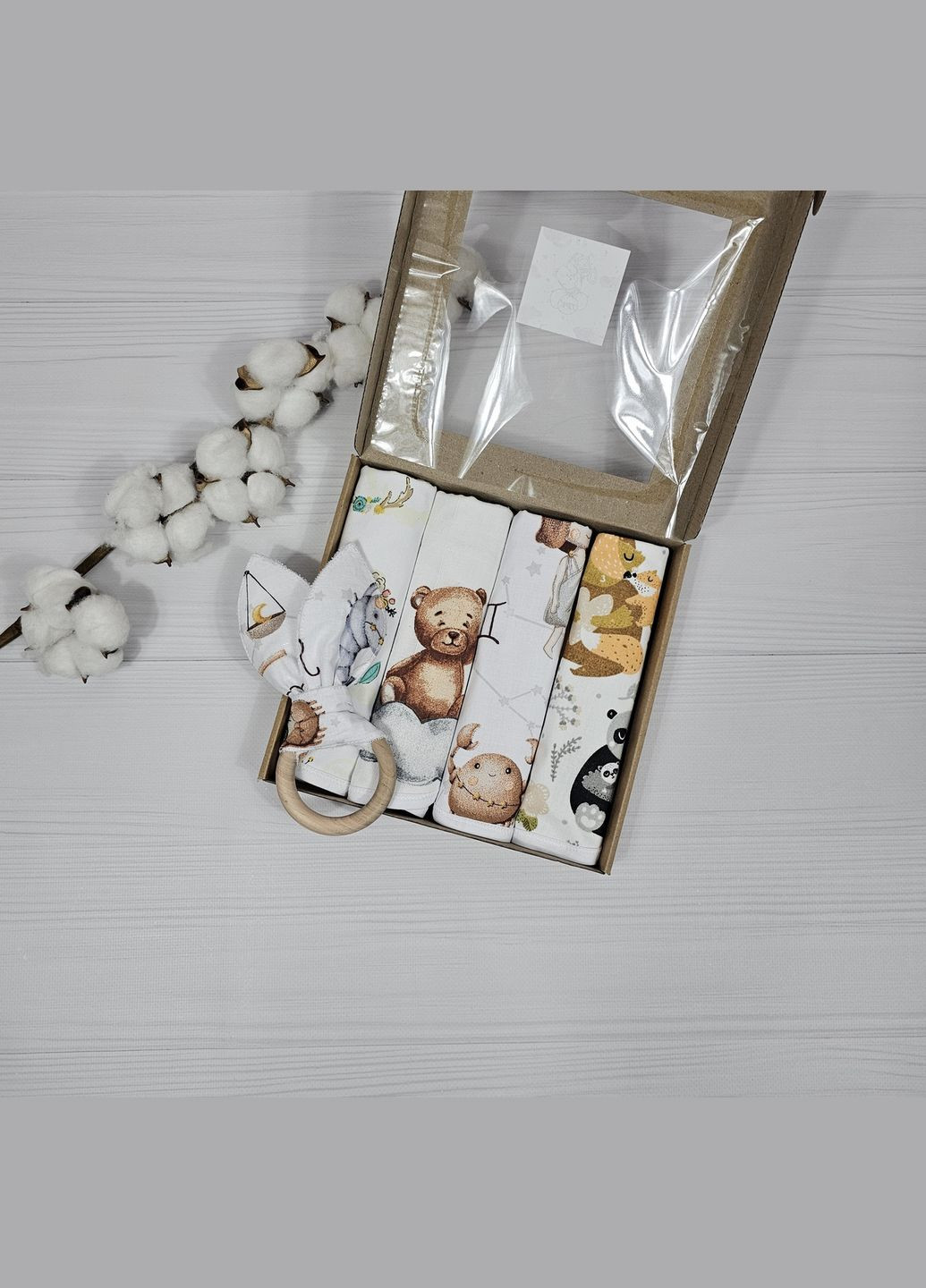 Набор из 4 непромокаемых слюнявчиков 22х25 см + эко грызунок "Шуршвщие ушки" 7х18см a.l.babybox Зодиак Разноцв No Brand (315488222)