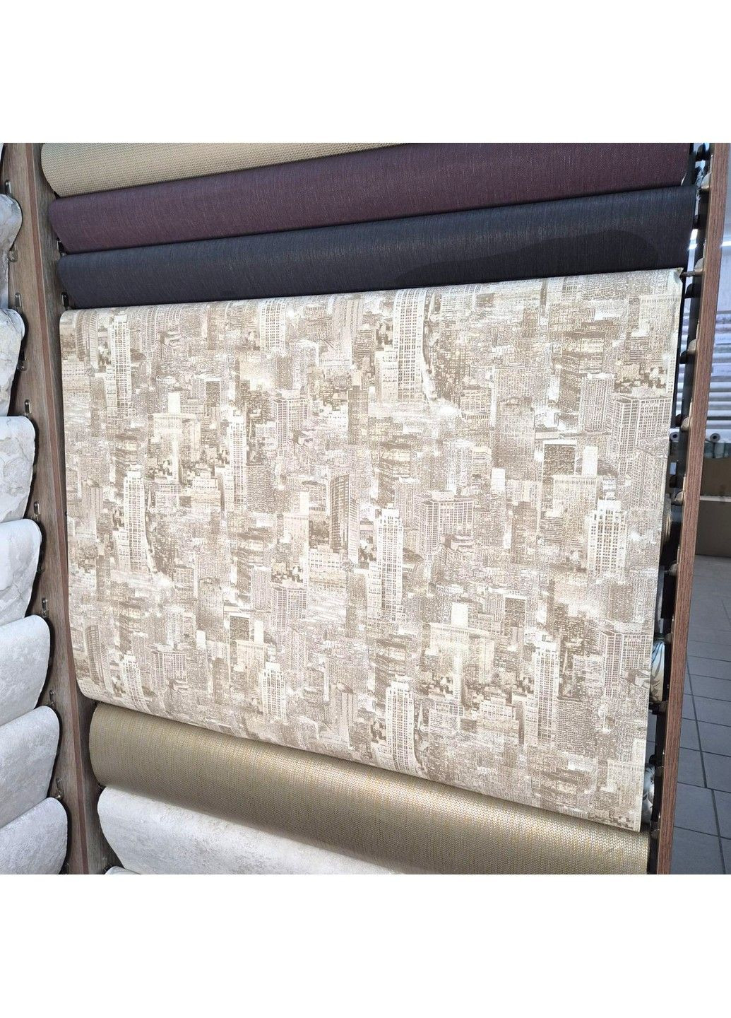 Обои виниловые на флизелиновой основе 10.05 × 1.06 м 338-02 бежевые для гостиной, спальни, коридора, прихожей Слов'янські шпалери (340275345)