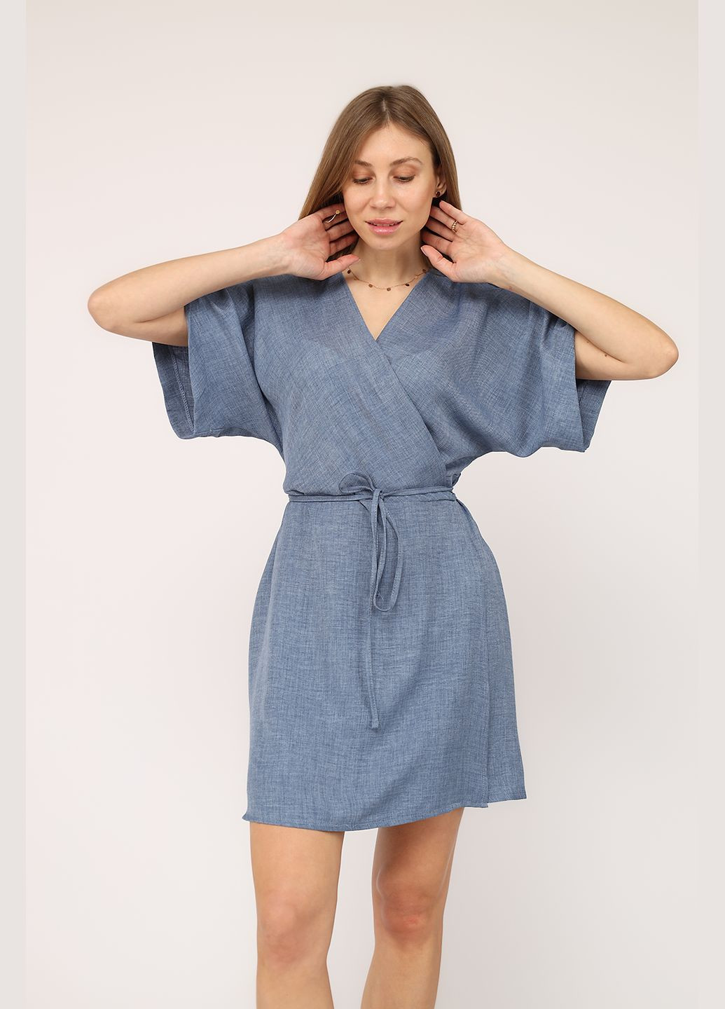 Синя сукня на запах жіноча колір синій цб-00277421 Yuki