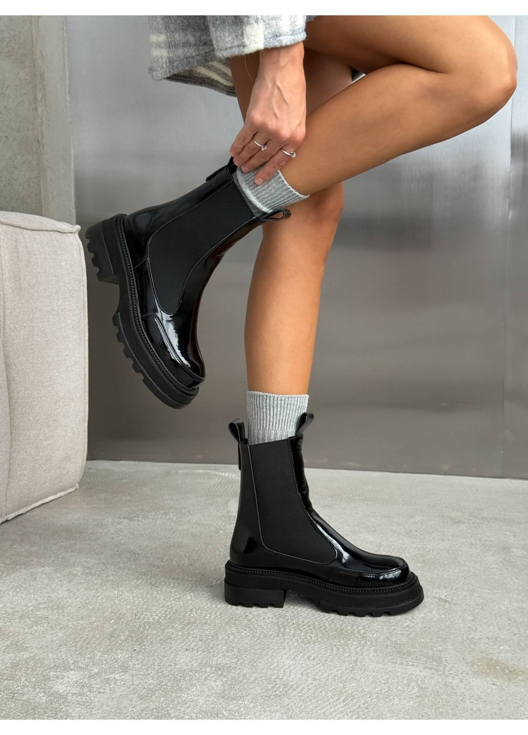 Осенние демисезонные челси из лакированной кожи Helen