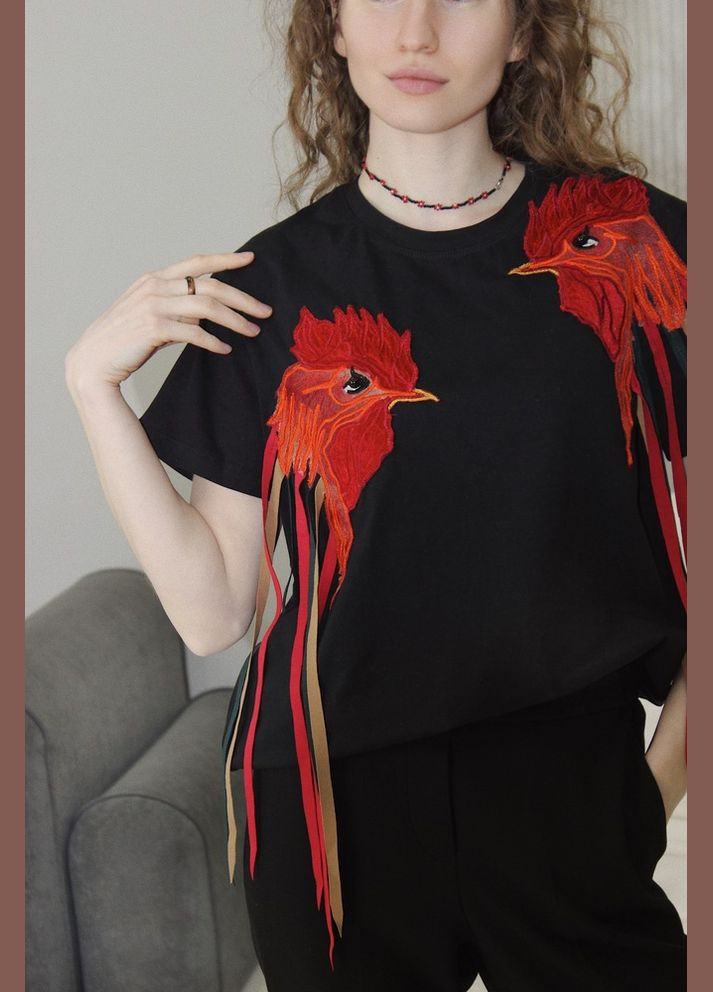 Футболка женская чёрная с аппликацией петухов MKNK40325-2 Nora Kvittin - (340465089)