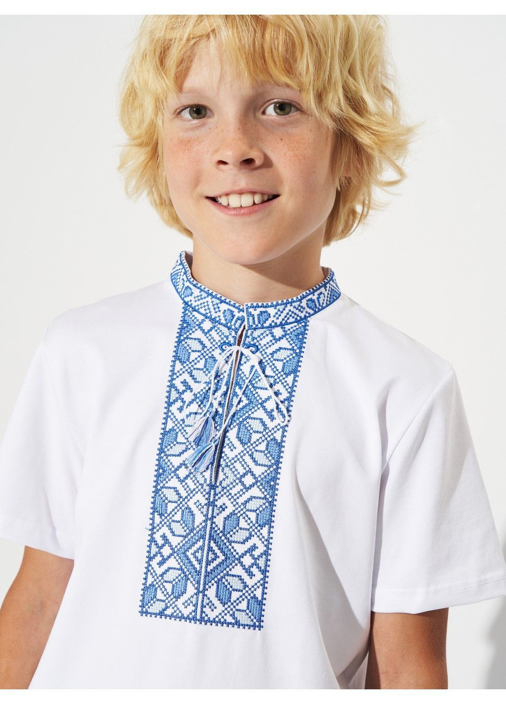 Белая вышитая футболка для мальчика подольская синяя Lesia (362971212)