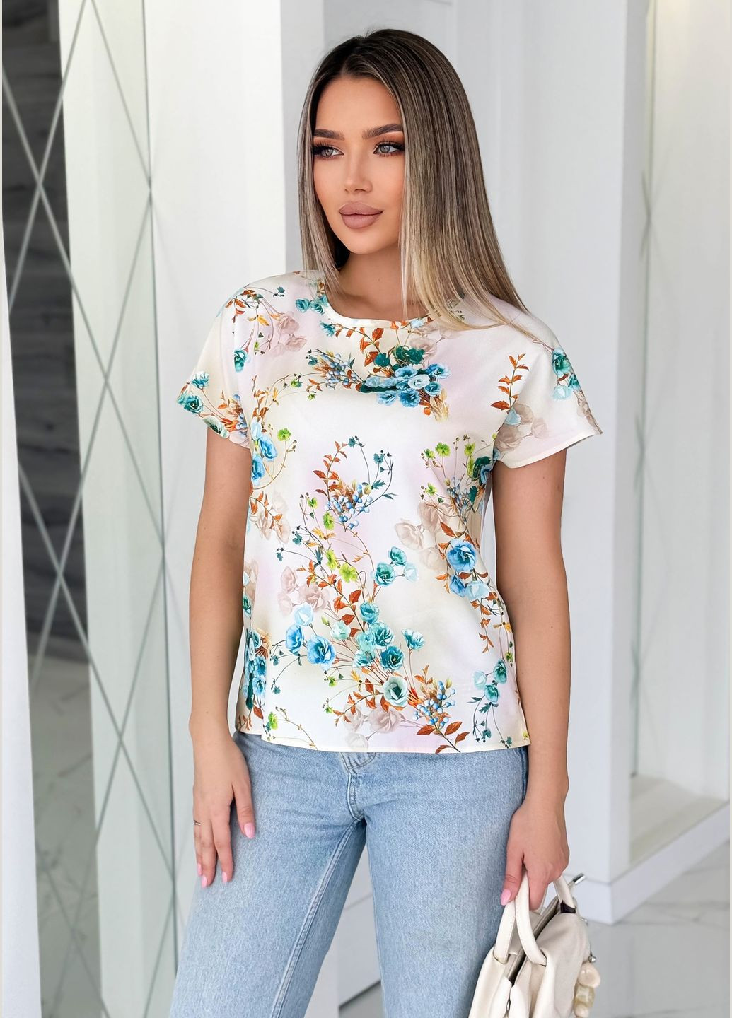 Белая летняя блузка-футболка прямого кроя с нежным цветочным принтом INNOE Блуза-футболка