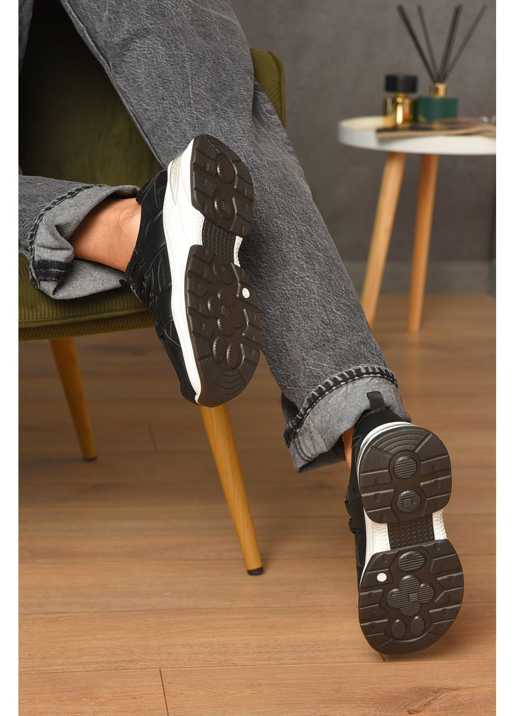 Кросівки жіночі чорного кольору на шнурівці Let's Shop чорні демісезони (355336123)