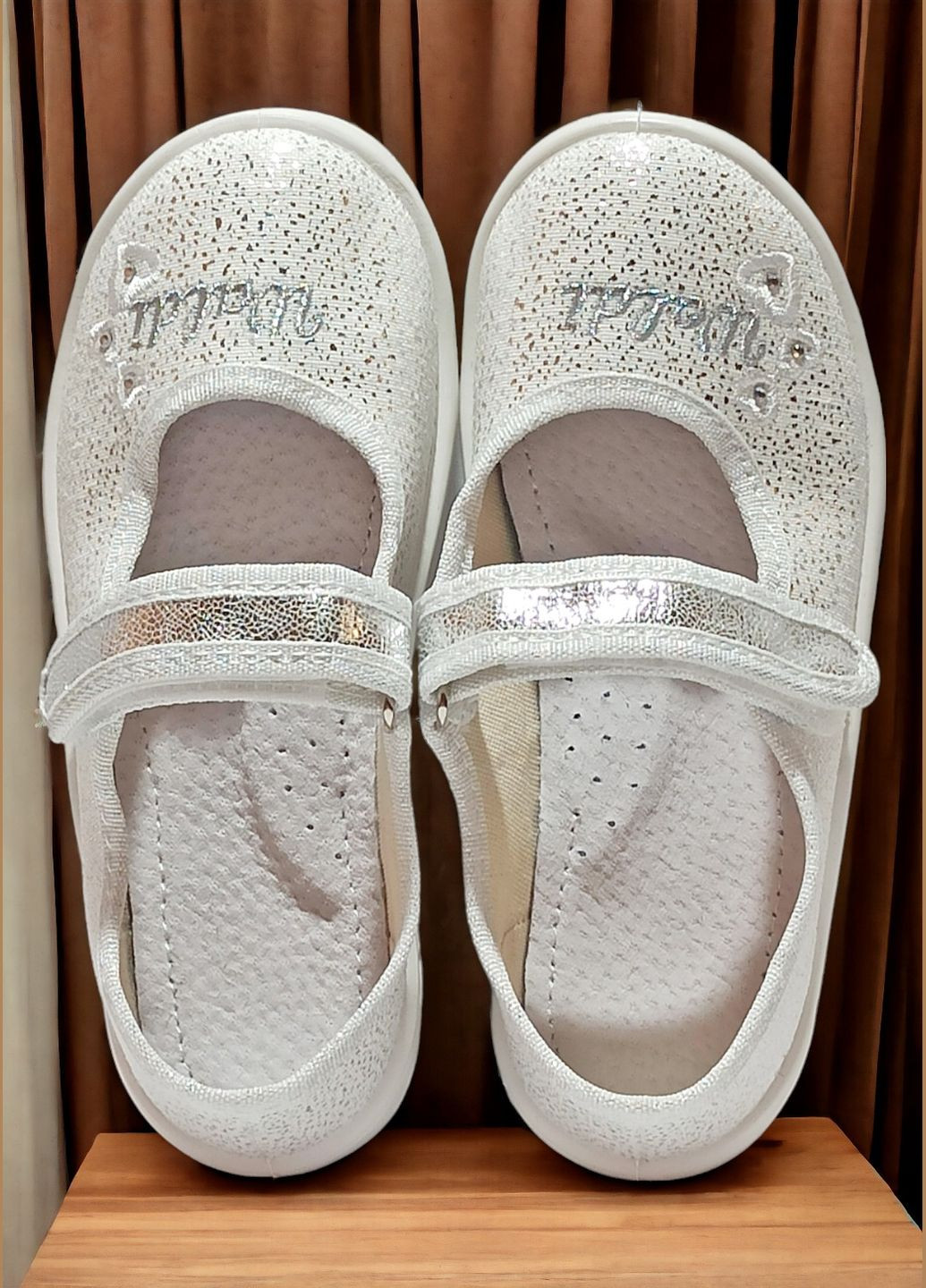 Белые детские ортопедические тапочки на липучке для девочки в садик на сменку валди Waldi со стразами, с вышивкой