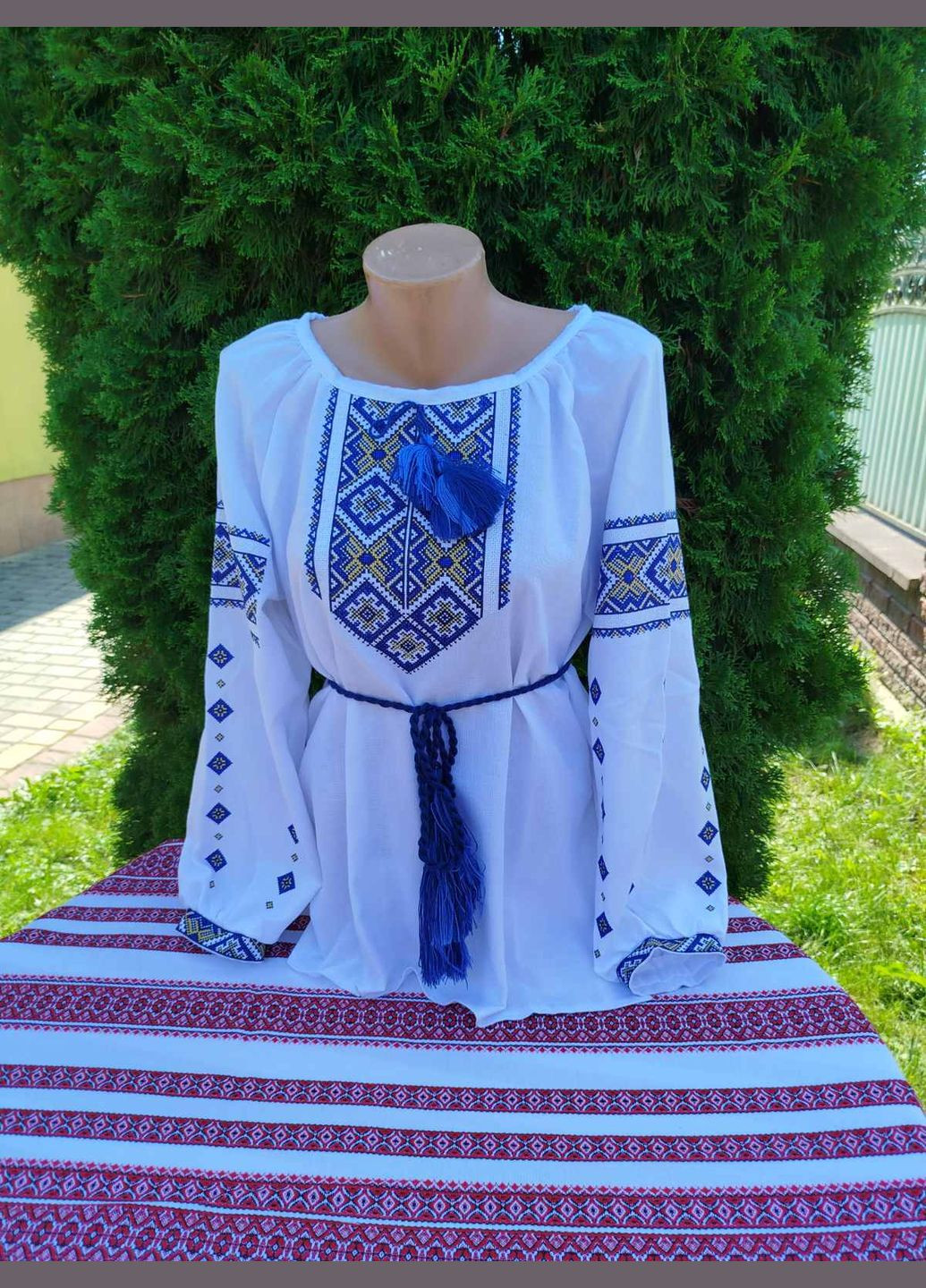 Золота вишиванка жіноча "орнамент синьо-золотий" на білому натуральному домотканому полотні Прикарпатські Вишиванки візерунок геометричний пряма бавовна (322649062)