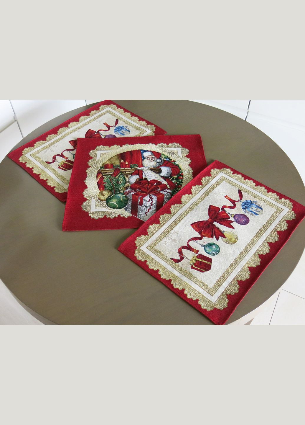 Серветка декоративна червона новорічна квадратна "Дарунок від Санти" із золотою люрексовою ниткою 43х43 Maystat (305390925)