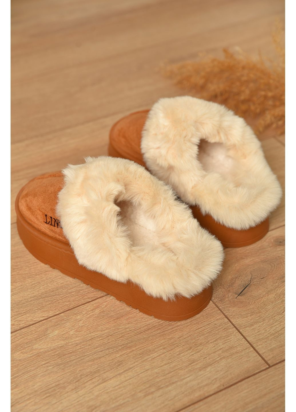 Домашні капці жіночі на хутрі коричневого кольору Let's Shop (362082672)