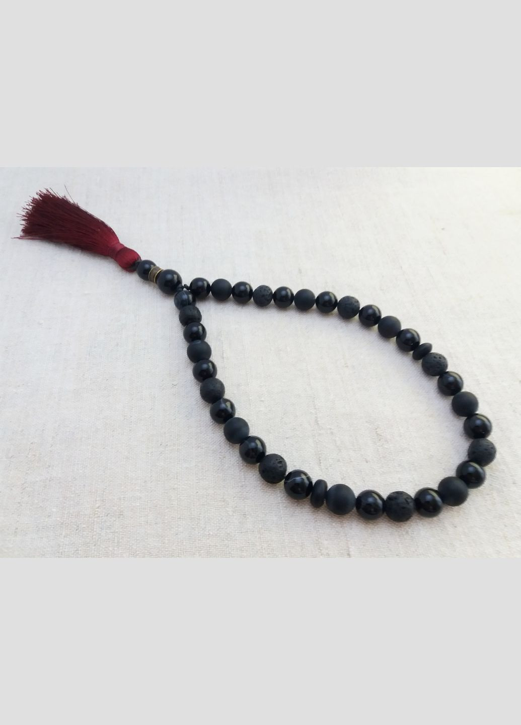 Четки черные из Агата Лавы 33 бусины d 10мм бордовая кисть No Brand (331293525)