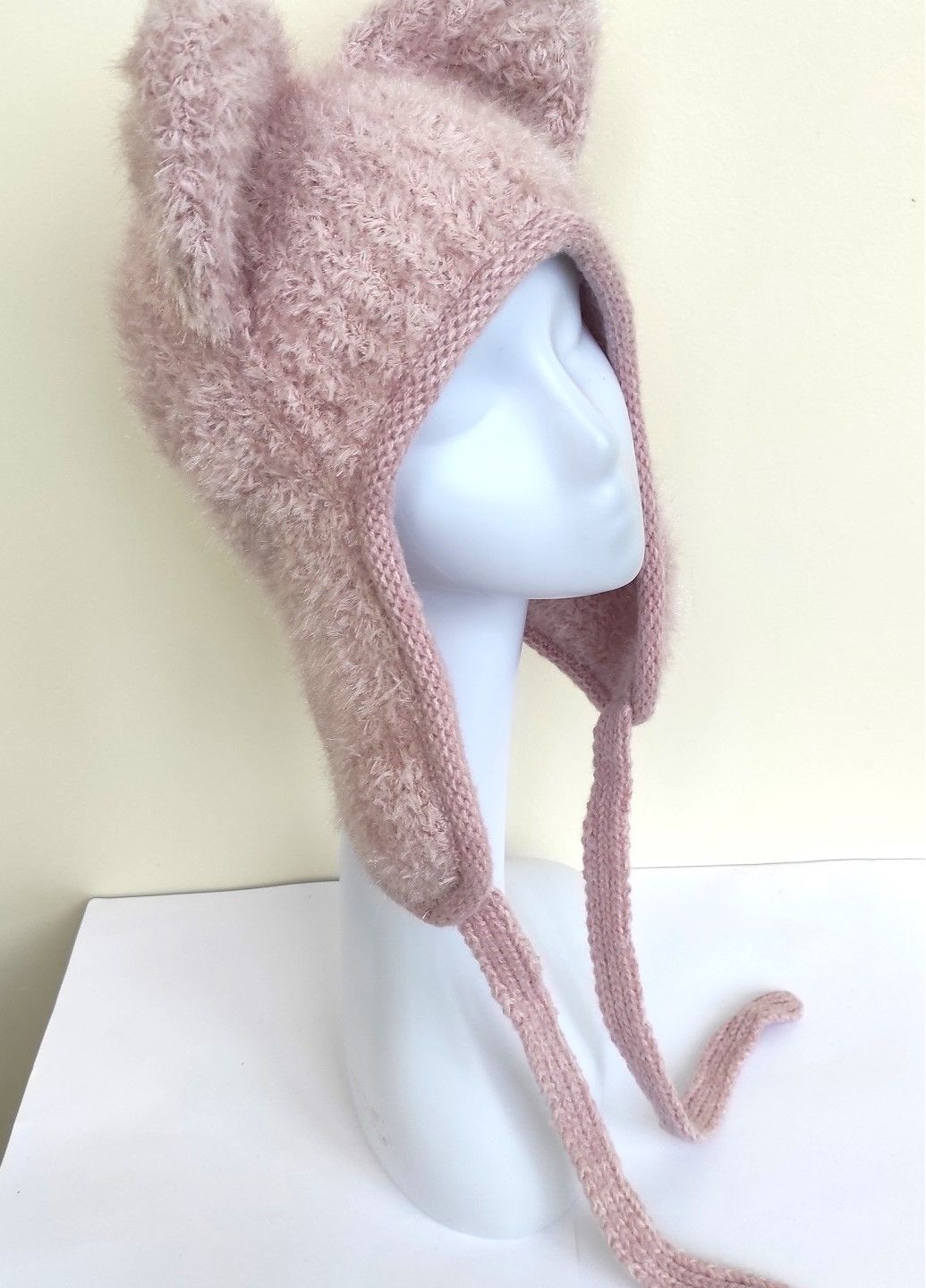 Зимова В’язана Жіноча Шапка Вушками Теплий та Стильний Капор на Зав’язках No Brand (363838650)