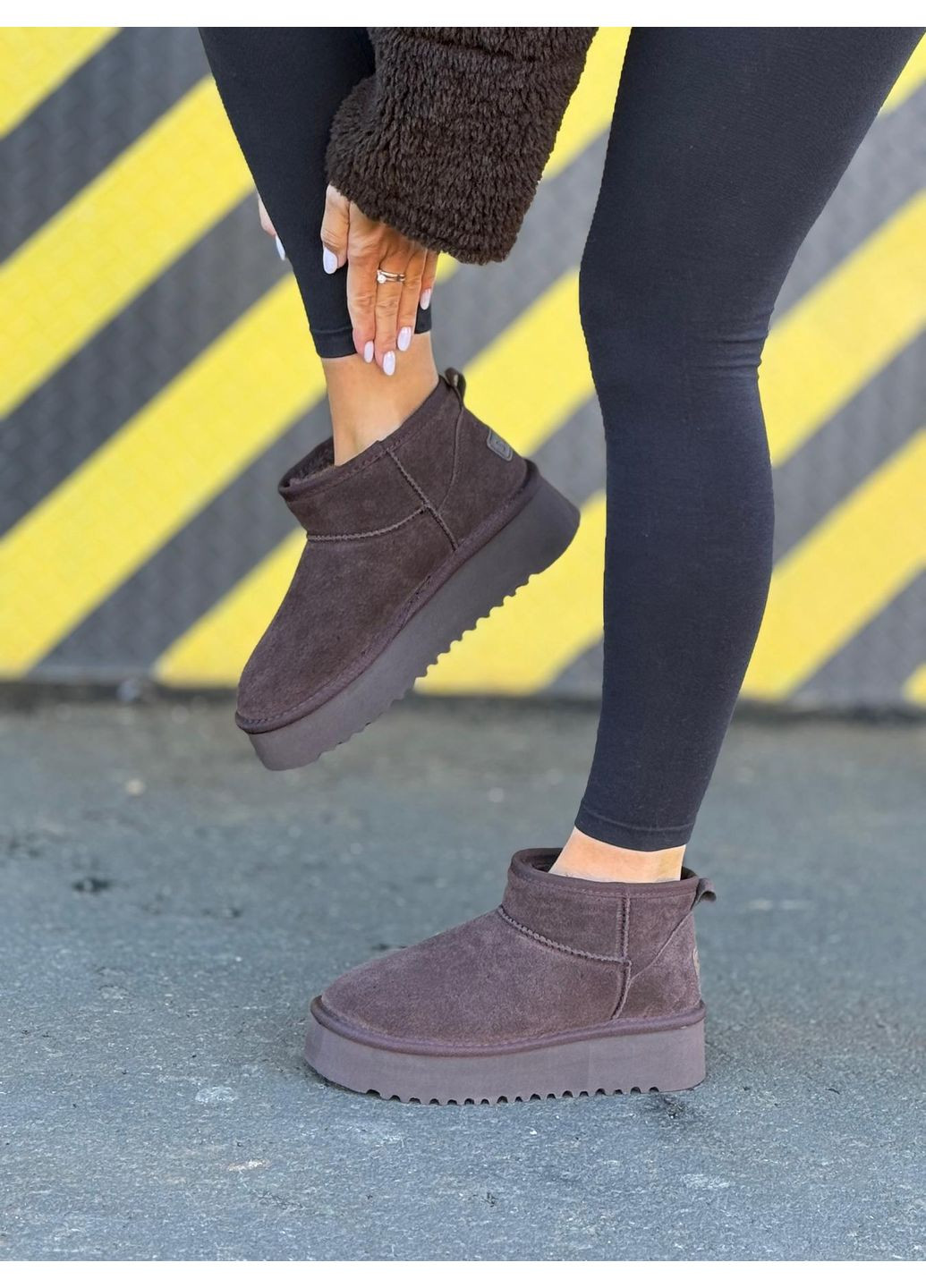 Жіночі уггі шоколад натуральна замша коричневі на хутрі теплі зимові на високій підошві замшеві No Brand (367954631)