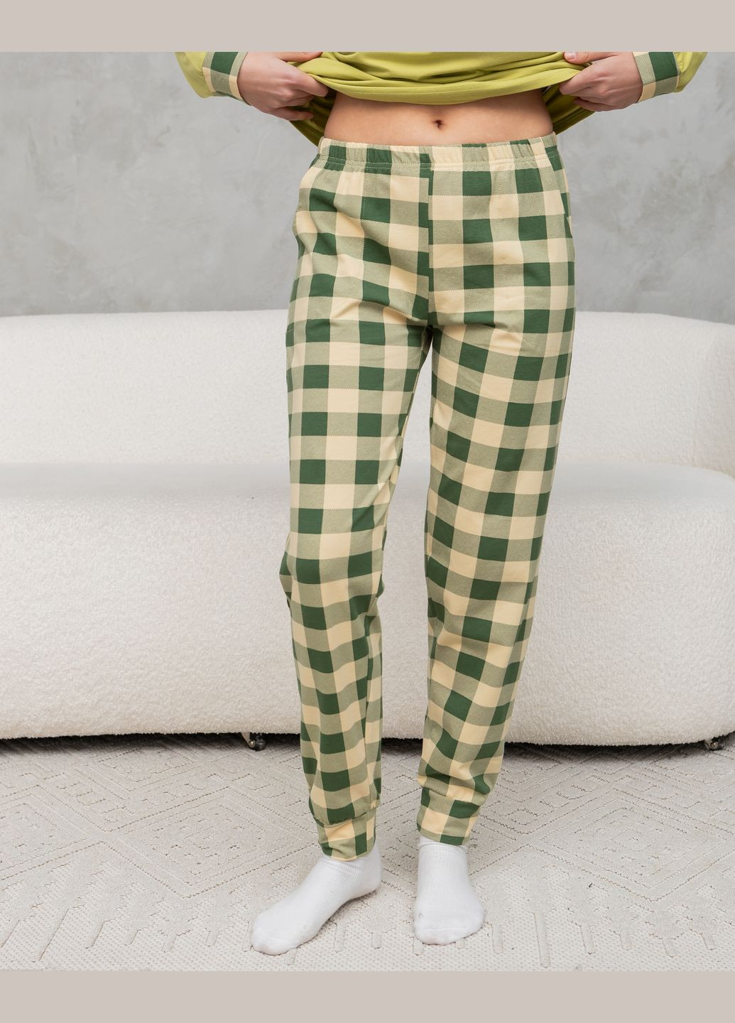 Салатова жіноча піжама зі штанами в клітку Nicoletta