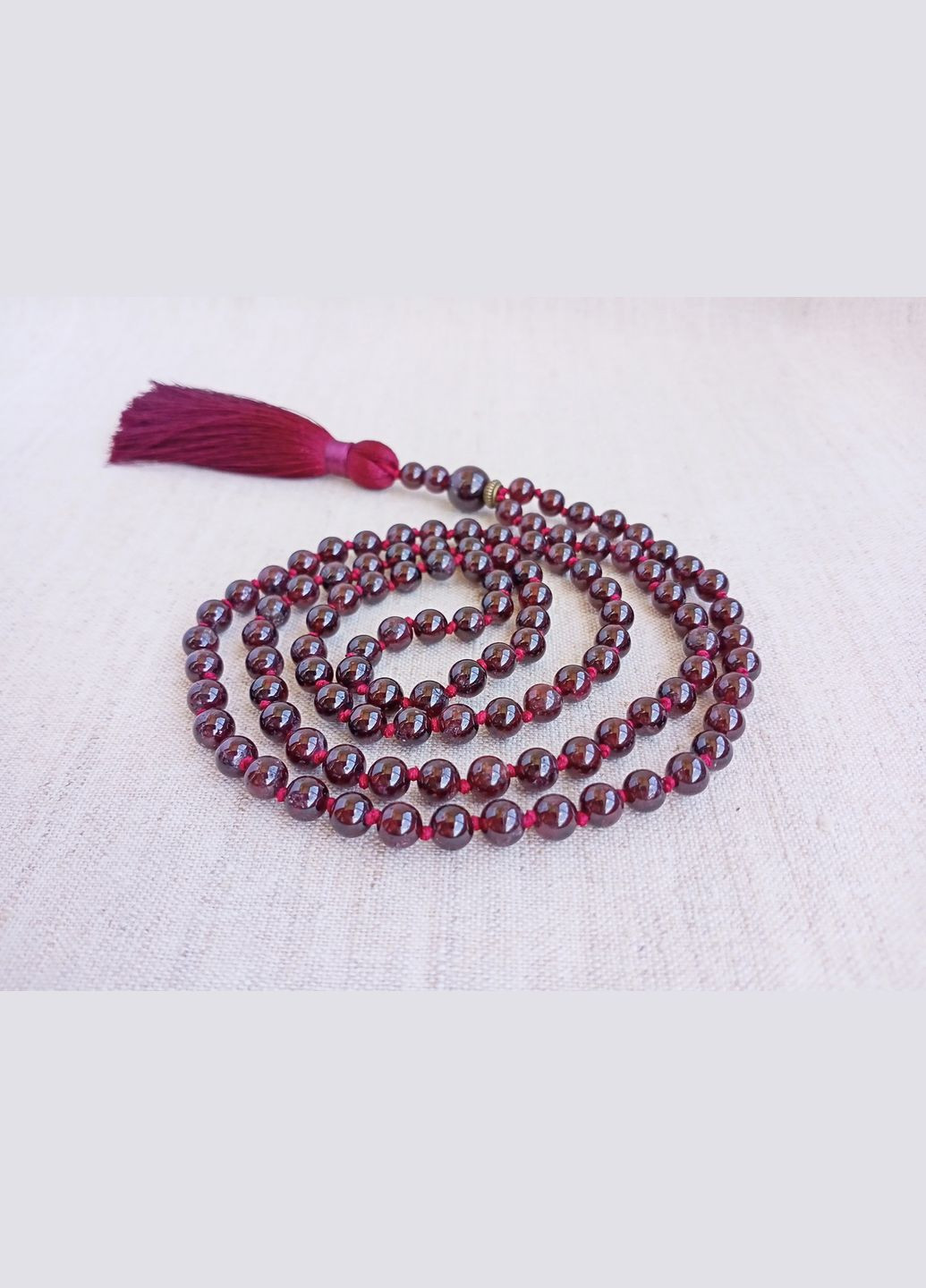 Четки из натурального камня Гранат 108 бусин с узлами d 6мм No Brand (336950749)