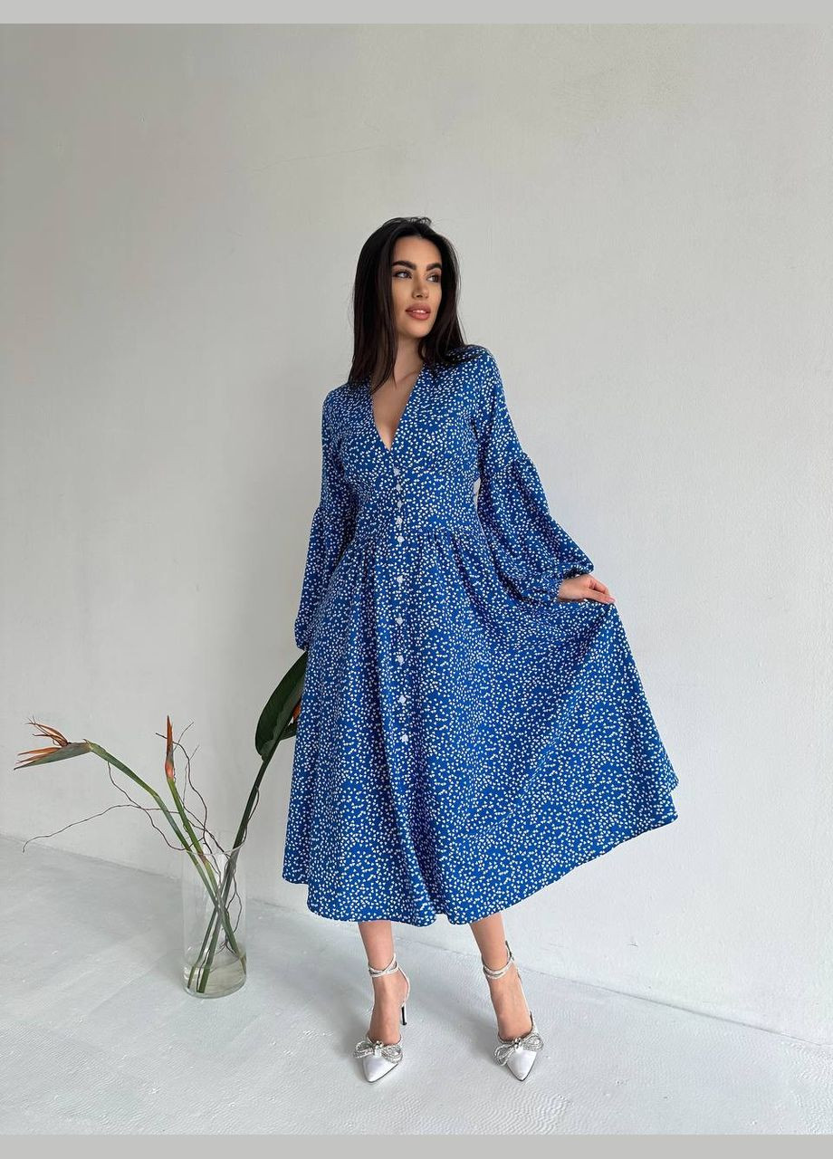 Синее яркое лёгкое летнее платье в мелкую точку из качественной ткани: супер софт, миди платье с рукавом и открытым декольте No Brand
