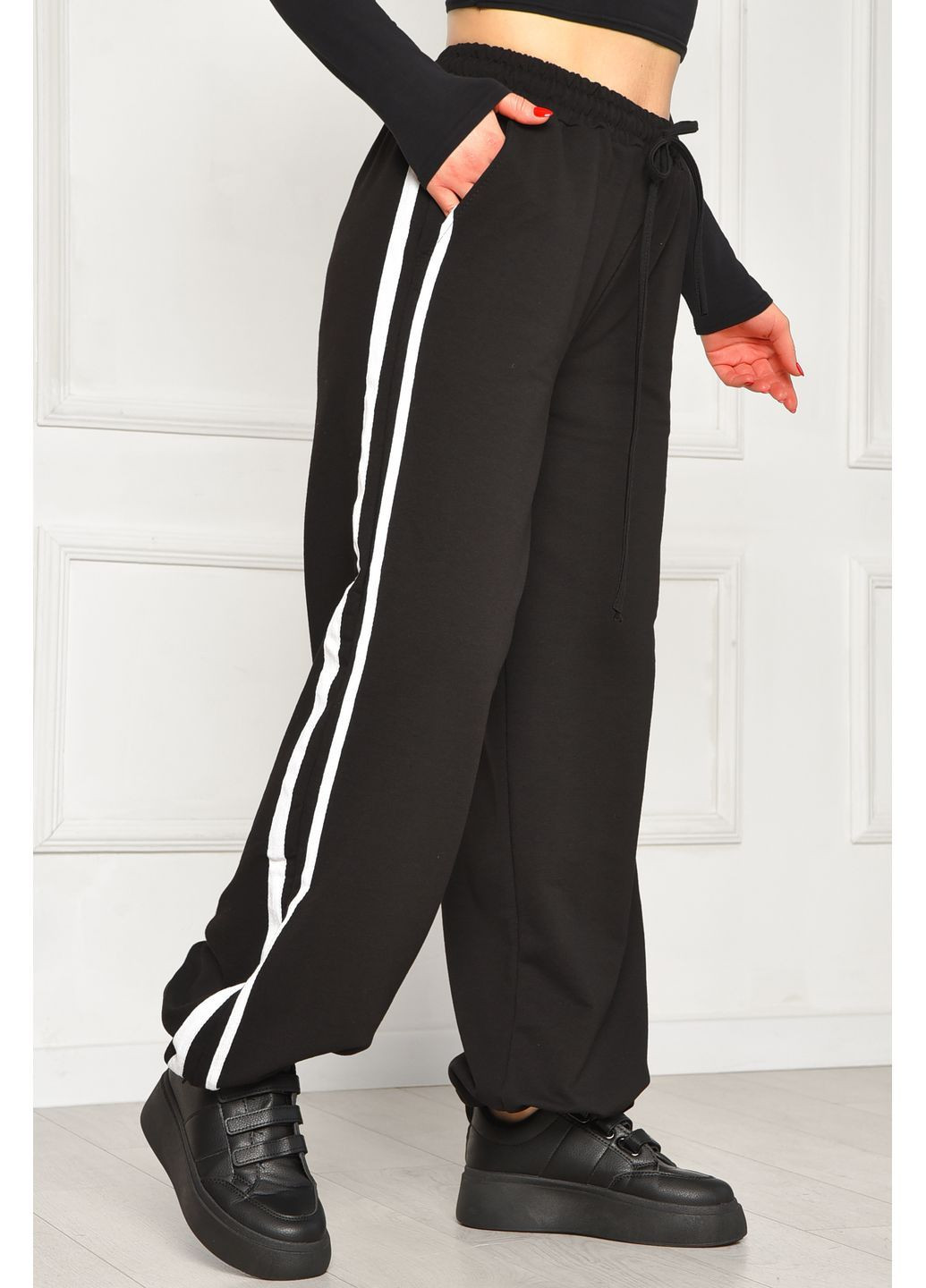 Спортивні штани жіночі однотонні чорного кольору Let's Shop (369445340)